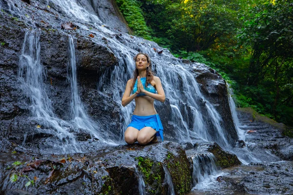 Posizione Yoga Giovane Donna Caucasica Seduta Sulla Roccia Meditando Praticando — Foto Stock