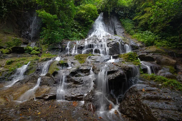 瀑布景观 热带雨林中美丽的果阿 坎普汉瀑布 冒险到亚洲去旅行 自然背景 慢速快门速度 运动摄影 印度尼西亚巴厘 — 图库照片