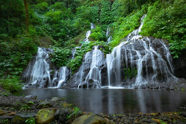 迷人的风景 热带雨林中美丽的隐藏瀑布 冒险和旅行的概念 自然背景 慢速快门速度 运动摄影 印度尼西亚巴厘Pucak Manik瀑布 — 图库照片