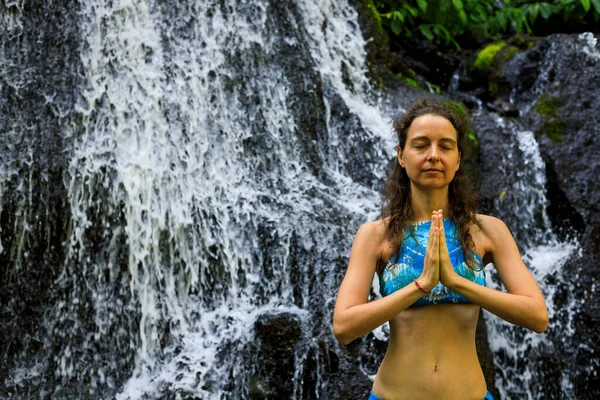 Namaste Mudra Zamknij Drzwi Joga Przy Wodospadzie Młoda Kobieta Medytująca — Zdjęcie stockowe