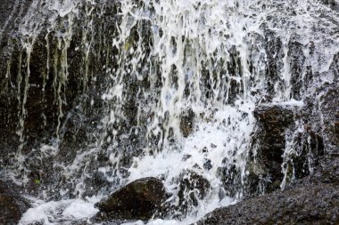 Şelaleyi kapatın. Dinamik su akışı. Waterscape arka planı. Su enerjisi. Doğa ve çevre kavramı. Pucak Manik Şelalesi Bali, Endonezya