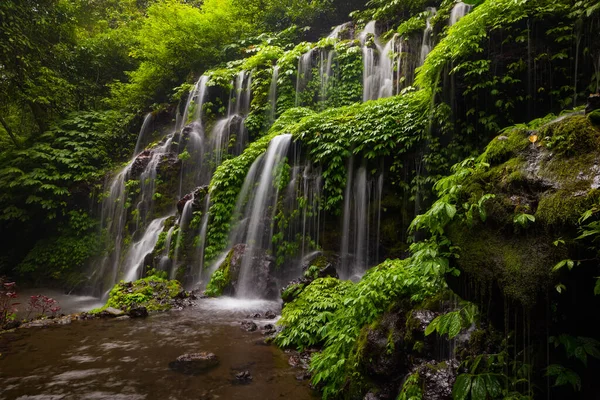 Paisagem Tropical Bela Cachoeira Escondida Floresta Tropical Conceito Aventura Viagem — Fotografia de Stock