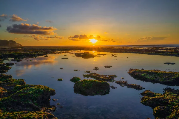 日落时的海滩海景 明亮的阳光 地平线线 风景景观 日落黄金时段 阳光在水中反射 壮观的风景 宾宾海滩 印度尼西亚巴厘 — 图库照片