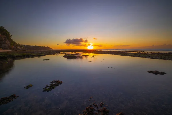 日落时的海滩海景 明亮的阳光 地平线线 风景景观 日落黄金时段 阳光在水中反射 壮观的风景 宾宾海滩 印度尼西亚巴厘 — 图库照片