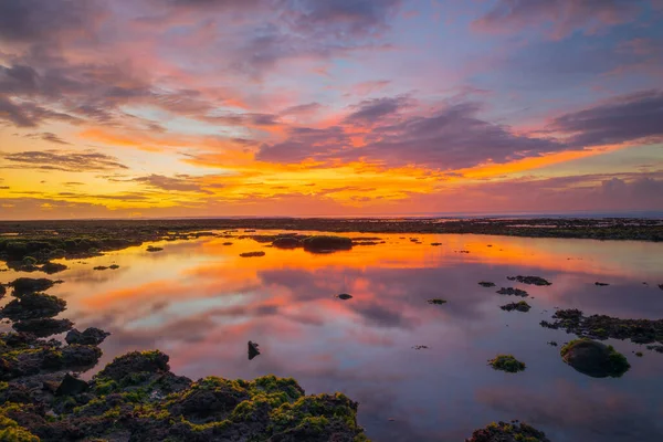 很棒的海景落潮时的海滩 日落黄金时段 阳光在水中反射 风景景观 五彩斑斓的天空布满了云彩 集中精神运动模糊 宾宾海滩 印度尼西亚巴厘 — 图库照片