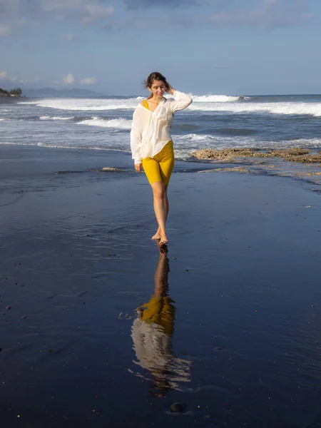 Прекрасна Молода Жінка Йде Пляжі Чорного Піску Кавказька Жінка Жовтій — стокове фото