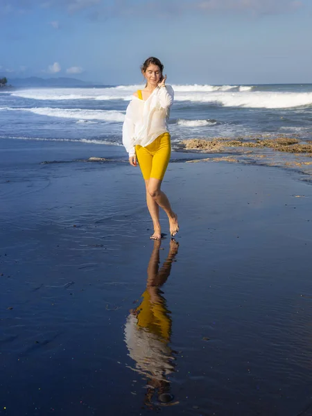 Hübsche Junge Frau Schwarzen Sandstrand Kaukasische Frau Gelber Sportbekleidung Und — Stockfoto