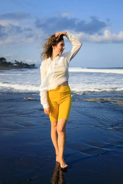 Siyah Kumsalda Yürüyen Güzel Genç Bir Kadın Beyaz Bluz Sarı — Stok fotoğraf