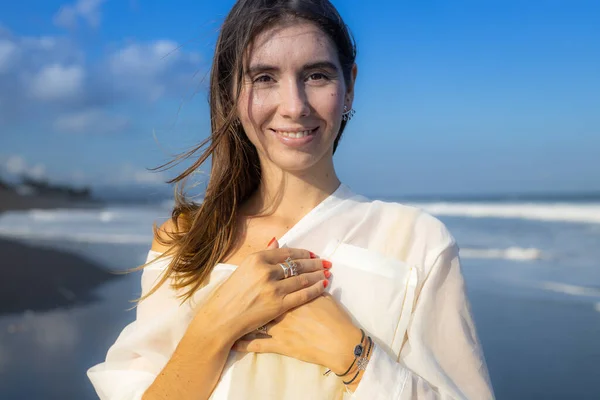 Mücevherli Güzel Bir Kadının Portresini Yakından Çek Kumsaldaki Mutlu Beyaz — Stok fotoğraf