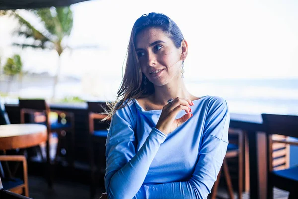 Mücevherli Güzel Bir Kızın Portresi Mavi Elbiseli Plaj Barında Oturan — Stok fotoğraf