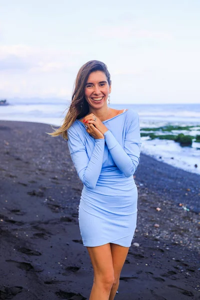 Siyah Kumsalda Yürüyen Güzel Genç Bir Kadın Mavi Mini Elbise — Stok fotoğraf