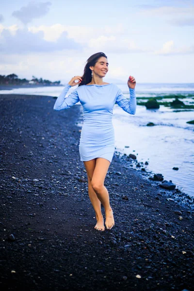 Прекрасна Молода Жінка Йде Пляжі Чорного Піску Кавказька Жінка Блакитній — стокове фото