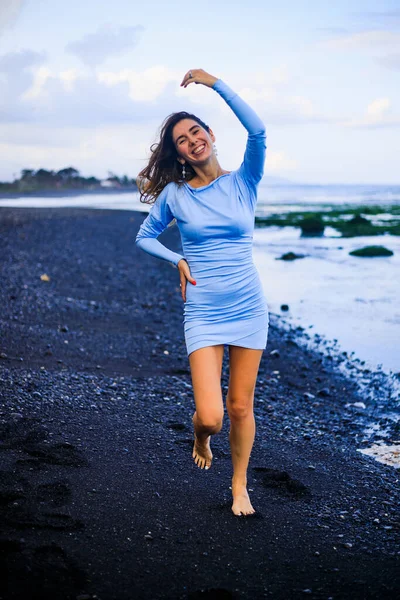 Siyah Kumsalda Yürüyen Güzel Genç Bir Kadın Mavi Mini Elbise — Stok fotoğraf
