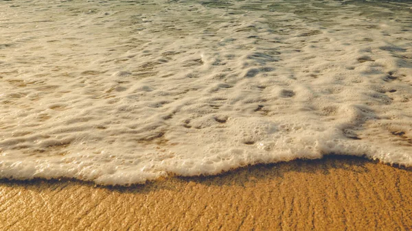 Natursköna Kustlandskap Mjölkskumsvågor Vid Sandstranden Dags För Solnedgång Vattenlandskap För — Stockfoto