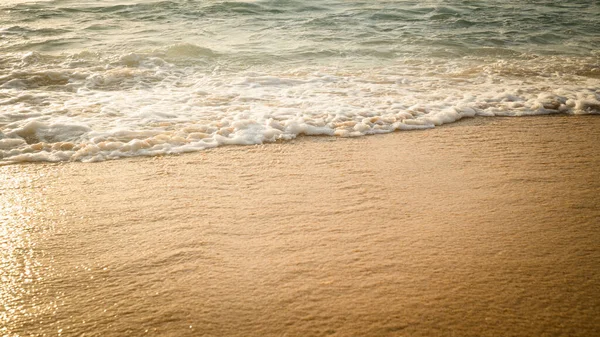 Manzaralı deniz manzarası. Kumsalda köpüklü dalgalar. Gün batımı zamanı. Arka plan için su manzarası. Seçilmiş yumuşak sanat odağı. Suya ve ıslak kuma güneş ışığı yansıması. Uzayı kopyala Balangan Sahili, Bali, Endonezya