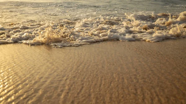 Uma Paisagem Marinha Cénica Ondas Espuma Leitosa Praia Areia Hora — Fotografia de Stock