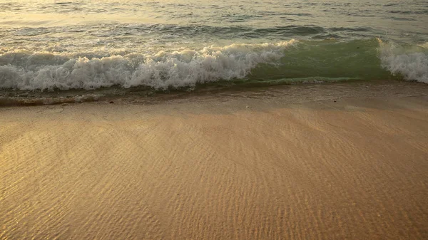 Manzaralı deniz manzarası. Kumsalda köpüklü dalgalar. Gün batımı zamanı. Arka plan için su manzarası. Seçilmiş yumuşak sanat odağı. Suya ve ıslak kuma güneş ışığı yansıması. Uzayı kopyala Balangan Sahili, Bali, Endonezya