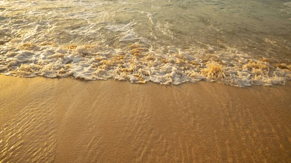 Uma Paisagem Marinha Cénica Ondas Espuma Leitosa Praia Areia Hora — Fotografia de Stock