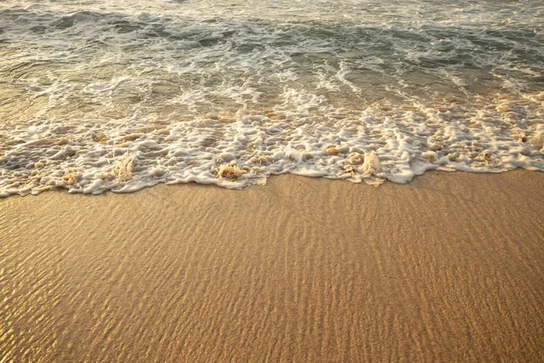 Manzaralı deniz manzarası. Kumsalda köpüklü dalgalar. Gün batımı zamanı. Arka plan için su manzarası. Seçilmiş yumuşak sanat odağı. Suya ve ıslak kuma güneş ışığı yansıması. Uzayı kopyala Balangan Sahili, Bali, Endonezya