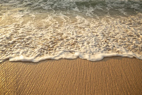 Uma Paisagem Marinha Cénica Ondas Espuma Leitosa Praia Areia Hora — Fotografia de Stock