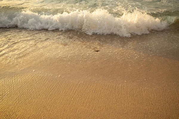 Uma Paisagem Marinha Cénica Splashing Ondas Praia Areia Hora Pôr — Fotografia de Stock