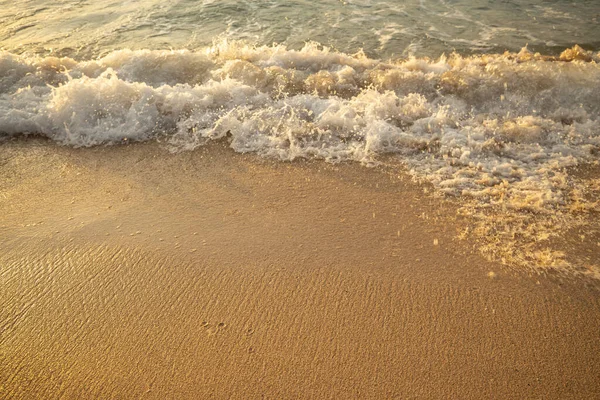 Uma Paisagem Marinha Cénica Ondas Espuma Leitosa Praia Areia Hora — Fotografia de Stock