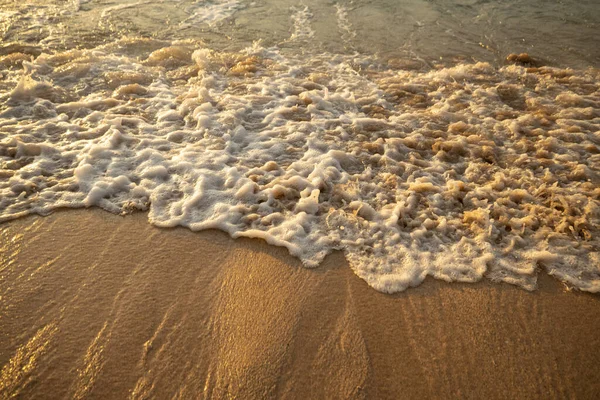 Uma Paisagem Marinha Cénica Ondas Espuma Leitosa Praia Areia Hora — Fotografia de Stock