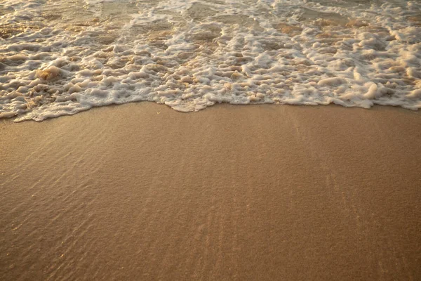 Uma Paisagem Marinha Cénica Ondas Espuma Leitosa Praia Areia Hora — Fotografia de Stock