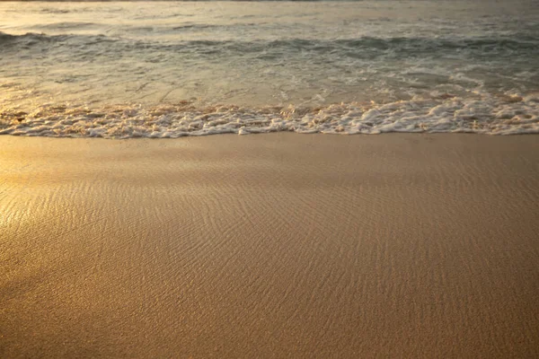 Manzaralı deniz manzarası. Kumsalda köpüklü dalgalar. Gün batımı zamanı. Arka plan için su manzarası. Seçilmiş yumuşak sanat odağı. Suya ve ıslak kuma güneş ışığı yansıması. Uzayı kopyala Balangan Sahili, Bali, Endonezya