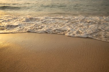 Manzaralı deniz manzarası. Kumsalda köpüklü dalgalar. Gün batımı zamanı. Arka plan için su manzarası. Seçilmiş yumuşak sanat odağı. Suya ve ıslak kuma güneş ışığı yansıması. Uzayı kopyala Balangan Sahili, Bali, Endonezya