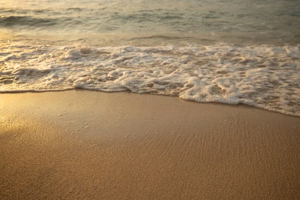 Manzaralı deniz manzarası. Kumsalda köpüklü dalgalar. Gün batımı zamanı. Arka plan için su manzarası. Seçilmiş yumuşak sanat odağı. Suya ve ıslak kuma güneş ışığı yansıması. Uzayı kopyala Balangan Sahili, Bali, Endonezya