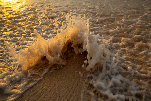 Landschaftlich Reizvolle Meereslandschaft Schaumwelle Spritzt Gegen Den Stein Strand Sonnenuntergang — Stockfoto