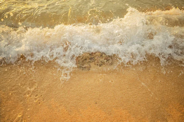 Uma Paisagem Marinha Cénica Splashing Ondas Praia Areia Hora Pôr — Fotografia de Stock