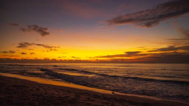 Gün batımında plaj. Deniz Burnu. Parlak güneş ışığı. Güneş ufukta görünüyor. Manzaralı. Gün batımı altın saati. Suda güneş ışığı yansıması. Muhteşem bir manzara. Balangan Sahili, Bali, Endonezya 