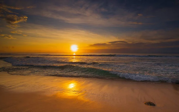 Stranden Vid Solnedgången Seascape Ljust Solljus Sol Vid Horisonten Vacker — Stockfoto