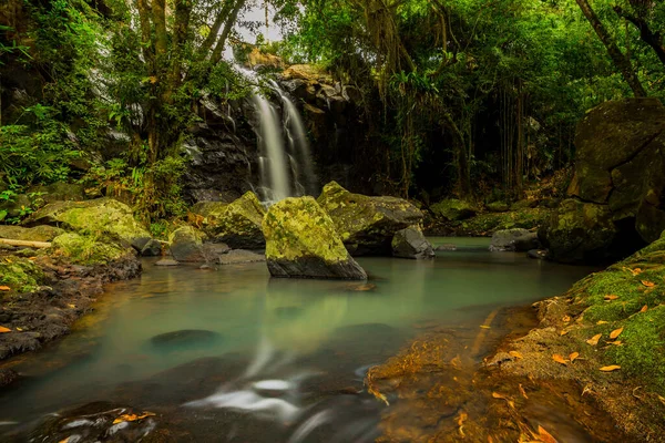 Paysage Tropical Belle Cascade Cachée Dans Forêt Tropicale Concept Aventure — Photo