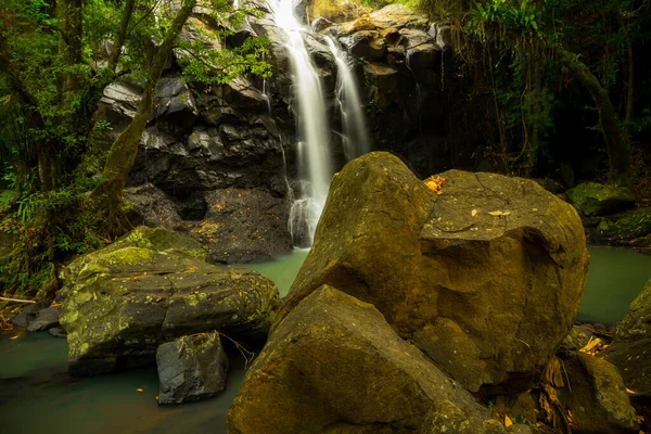 熱帯の風景 熱帯雨林の美しい隠された滝 大きな石で前景 冒険の概念 自然を背景に 遅いシャッター速度 動きの写真 歌うアンギンの滝 バリ島 — ストック写真