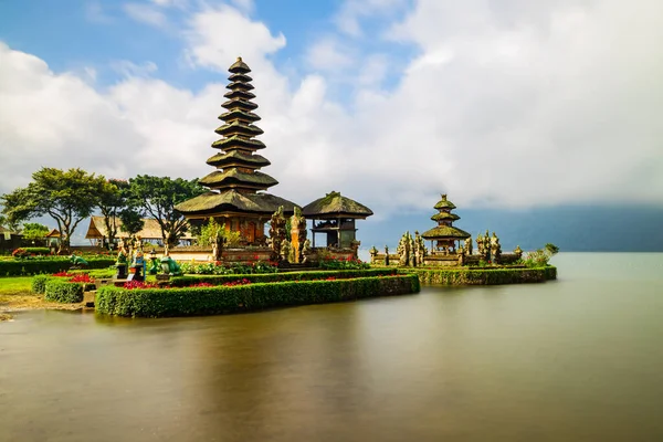 Bali adasındaki Pura Ulun Danu Bratan tapınağı. Güzel bale tapınağı. Bali 'nin simgesi. Bulutlu gökyüzü. Su yansıması. Kapama hızı yavaş. Bratan Gölü, Bali, Endonezya