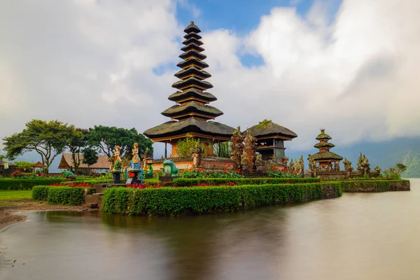 Bali adasındaki Pura Ulun Danu Bratan tapınağı. Güzel bale tapınağı. Bali 'nin simgesi. Bulutlu gökyüzü. Su yansıması. Kapama hızı yavaş. Bratan Gölü, Bali, Endonezya