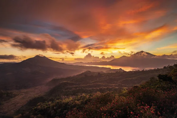 Schöne Berglandschaft Bei Sonnenaufgang Hügel Vulkan Batur Und See Malerischer — Stockfoto
