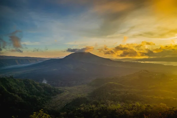 Hermoso Paisaje Montaña Durante Amanecer Colinas Volcán Batur Lago Vistas —  Fotos de Stock