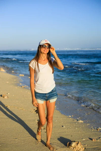 Szczupła Młoda Kobieta Spacerująca Boso Plaży Biała Kobieta Dżinsach Białej — Zdjęcie stockowe