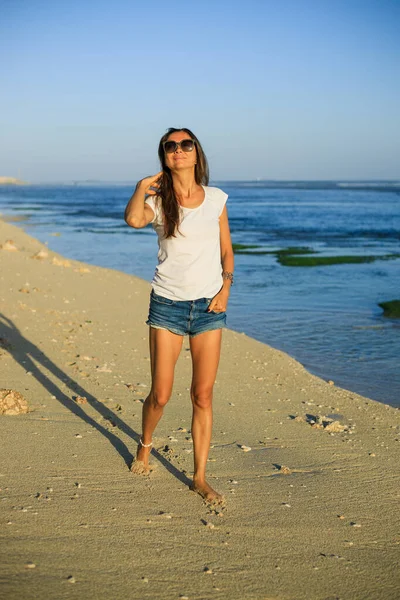 Štíhlá Mladá Žena Kráčí Bosá Pláži Běloška Džínách Bílém Tričku — Stock fotografie