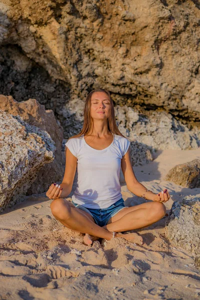 Genç Bir Kadın Kayanın Yanındaki Kumda Oturuyor Eller Gyan Mudra — Stok fotoğraf