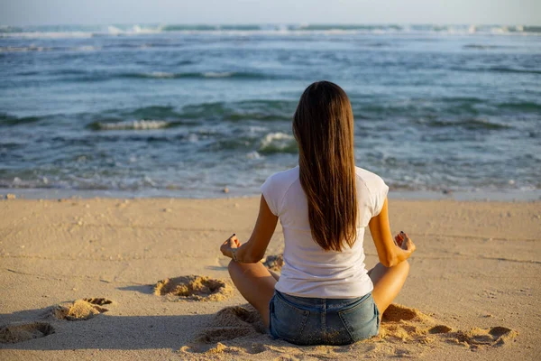 Jeune Femme Assise Sur Sable Pose Lotus Face Océan Yoga — Photo