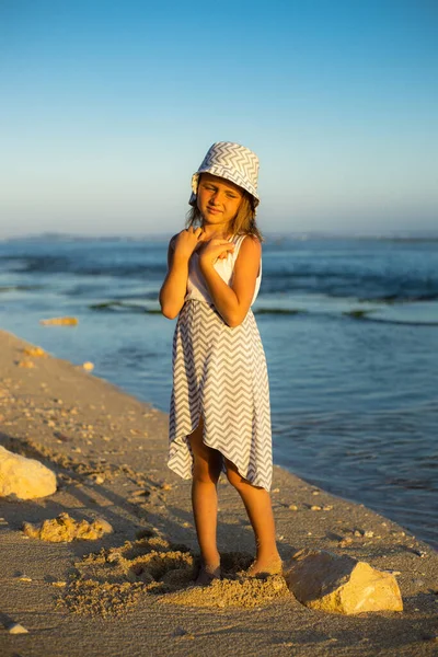 Kumsalda Tatlı Küçük Bir Kız Kafkasyalı Bir Kız Elbise Şapka — Stok fotoğraf