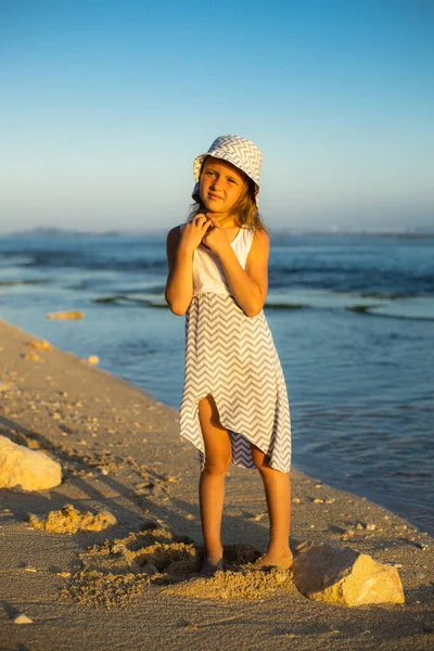 Linda Niñita Playa Chica Caucásica Vistiendo Vestido Sombrero Pie Arena —  Fotos de Stock