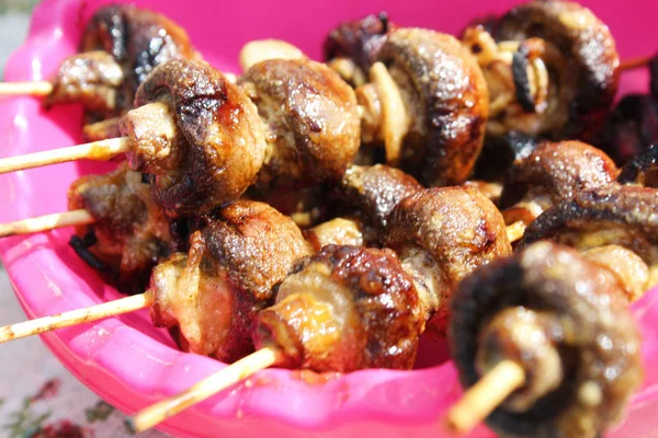 lezzetli bir yemeğin kömürler üzerinde mantar