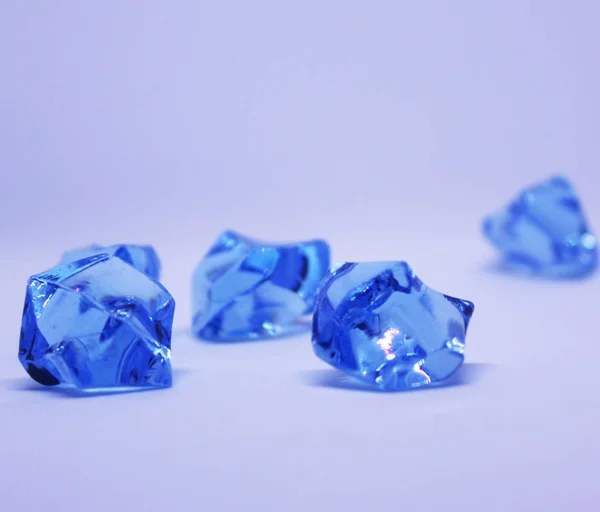 Elmas buz mavisi kristal izole