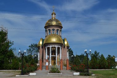 Mavi gökyüzünün altındaki tapınak